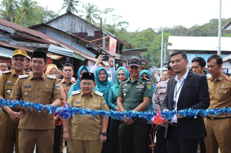 BRI Kanca Liwa Serahkan CSR Pembangunan Gapura dan Tenda UMKM di Pasar Way Batu Kabupaten Pesisir Barat