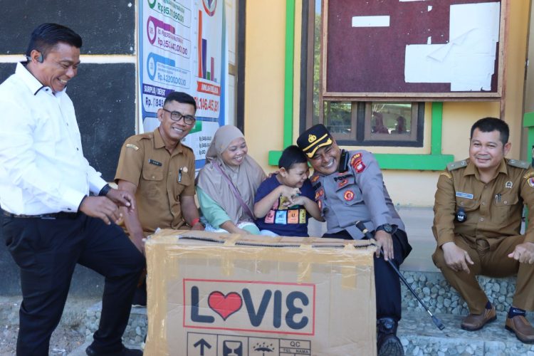 Senyum Bahagia Waigianto Dan Dirga,Mengucapkan Terima Kasih Kepada Kapolres Kab.Melawi Kalbar