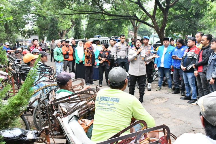 Polresta Cirebon Gelar Patroli Dan Baksos Kepada Driver Ojek Online Serta Tukang Beca