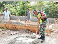 Babinsa Koramil 03/Jeunieb Bantu Warga Bangun Rumah di Desa Menasah Lueng.