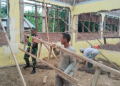 Babinsa Koramil 09/Makmur Bantu Warga Rehab Sekolah di Desa Ule Gle.