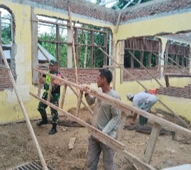 Babinsa Koramil 09/Makmur Bantu Warga Rehab Sekolah di Desa Ule Gle.